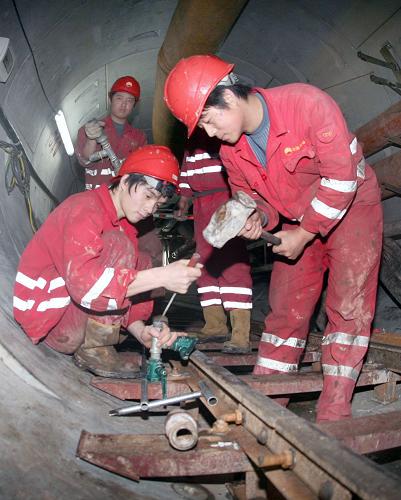 3月10日,施工人員在位于江西省瑞昌市碼頭鎮(zhèn)的西氣東輸二線工程長江盾構(gòu)工程施工現(xiàn)場作業(yè)。長江盾構(gòu)工程是西氣東輸二線工程東段第一個開工的重點控制性工程,將在江西九江和湖北武穴之間采用泥水加壓平衡盾構(gòu)工法穿越長江天塹,計劃2010年貫通。西氣東輸二線工程是我國首條以國外氣源為主的天然氣管線,西起新疆霍爾果斯口岸,南至廣州,東達(dá)上海,管道主干線和八條支干線全長8700多公里,整個工程將于2011年底全線投產(chǎn)。新華社發(fā)(蔡杰 攝)