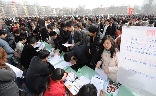 3月15日,鄭州市高校畢業(yè)生在中原工學(xué)院體育場(chǎng)參加大型招聘會(huì)。新華社記者趙鵬攝