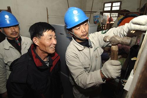3月15日,工人們?cè)跒榉饰骺h嚴(yán)店鄉(xiāng)勞光村農(nóng)民魏先升(中)安裝插線板。隨著“家電下鄉(xiāng)”的穩(wěn)步推進(jìn),安徽省肥西縣供電公司不斷加快農(nóng)村電網(wǎng)建設(shè)改造和農(nóng)村安全用電宣傳等工作,各鄉(xiāng)鎮(zhèn)供電所還成立了“家電下鄉(xiāng)”跟蹤服務(wù)小分隊(duì),進(jìn)村入戶免費(fèi)為購(gòu)買(mǎi)家電的農(nóng)戶檢修線路、安裝電源插座等,做好供電保障和服務(wù),讓下鄉(xiāng)家電真正用得了、用得好。新華社記者 李健 攝