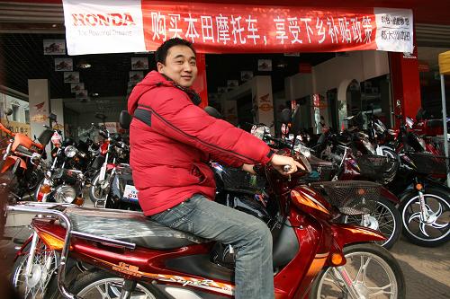 3月15日,四川眉山市東坡區(qū)一名青年農(nóng)民在一家摩托車銷售點(diǎn)選購享受國家補(bǔ)貼的摩托車。“汽車下鄉(xiāng)”是繼“家電下鄉(xiāng)”政策實(shí)施之后,國家提高農(nóng)民購買能力,加快農(nóng)村消費(fèi)升級的又一重要舉措,受到廣大農(nóng)民歡迎。新華社發(fā)