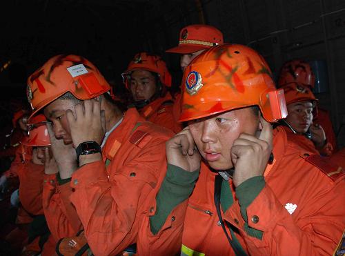 森警戰(zhàn)士搭乘直升機(jī)趕往下一火區(qū)(4月30日攝)。由于直升機(jī)噪音太大,森警戰(zhàn)士不得不捂上耳朵。新華社記者程子龍攝