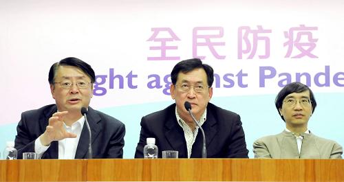 5月1日,香港特區(qū)政府食物及衛(wèi)生局局長周一岳(中)、衛(wèi)生署署長林秉恩(左)在新聞發(fā)布會上。新華社記者 盧炳輝 攝