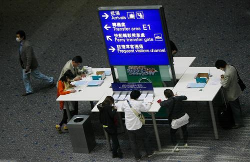 5月1日,抵達(dá)香港的旅客在香港國際機(jī)場填寫健康申報(bào)表。由于香港出現(xiàn)首宗甲型H1N1流感確診病例,行政長官曾蔭權(quán)5月1日宣布流感警戒級別立即由“嚴(yán)重”提升至最高的“緊急”級別。香港機(jī)場管理局、香港鐵路有限公司也隨即宣布提升警戒級別,加強(qiáng)對轄下人流密集場所的清潔及消毒措施。新華社記者 周磊 攝