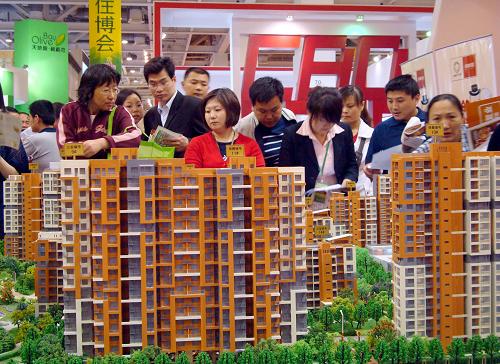 5月1日,市民在蘇州住宅產(chǎn)業(yè)博覽會現(xiàn)場觀看樓盤模型。 當日,為期4天的“第10屆蘇州住宅產(chǎn)業(yè)博覽會”在蘇州國際博覽中心拉開帷幕,近70個樓盤的1.2萬余套房屋參展。特價、優(yōu)惠、折扣、團購等多種形式的措施吸引了眾多節(jié)日里的姑蘇市民前來住博會看房。 新華社發(fā)(王建康 攝)