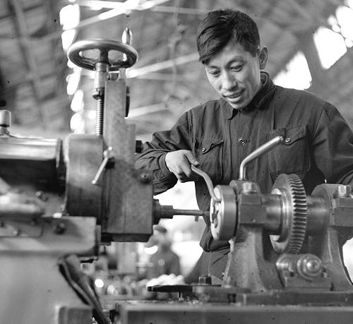 這是王崇倫在工作中(1953年攝)。1953年,我國開始實施第一個五年計劃,鞍鋼生產建設突飛猛進發(fā)展之時,鞍鋼礦山生產一線大批鑿巖機卻因缺少備件卡動器被迫停止作業(yè)。年輕的高級技工王崇倫刻苦攻關,創(chuàng)造加工出獨特工具胎“萬能工具胎”,使效率提高了6倍至7倍。僅1953年,26歲的王崇倫就完成了4年17天的工作量,被譽為“走在時間前面的人”。新中國成立60年來,從大江南北到長城內外,一代代青年在黨的引領下,揮灑汗水、奉獻智慧和熱情,懷著赤子忠誠為祖國的事業(yè)不懈奮斗,在建設改革的實踐中建功立業(yè)……新華社 發(fā)