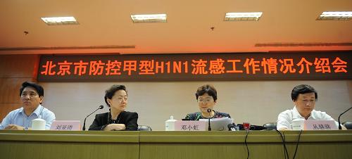 5月4日,北京市疾病預(yù)防控制中心新聞發(fā)言人鄧瑛、北京農(nóng)業(yè)局新聞發(fā)言人劉亞清、北京市衛(wèi)生局新聞發(fā)言人鄧小虹、北京市藥品監(jiān)督管理局新聞發(fā)言人叢駱駱(從左至右)在新聞發(fā)布會(huì)上介紹情況。當(dāng)天,北京市相關(guān)部門召開(kāi)新聞發(fā)布會(huì),介紹北京防控甲型H1N1流感情況。截至目前,在北京接受醫(yī)學(xué)觀察的接觸者均無(wú)發(fā)熱等流感樣癥狀。新華社記者 李文攝