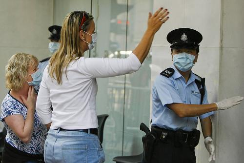 5月4日,兩名前來送物品的女士向在維景酒店內(nèi)接受隔離的人揮手致意。當(dāng)日下午,香港特區(qū)政府食物及衛(wèi)生局副局長梁卓偉宣布,在過去24小時內(nèi)香港沒有新增甲型H1N1流感確診個案,有3宗個案需要呈報。墨西哥男子就醫(yī)前入住的維景酒店將于5月8日20時30分解封。該男子4月30日晚抵達香港,入住灣仔維景酒店,1日晚被確診為香港首宗甲型H1N1流感個案。維景酒店當(dāng)晚被封鎖。新華社記者周磊攝