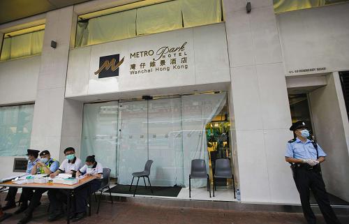 5月4日,警察與民安隊隊員守候在仍然被封鎖的維景酒店外。新華社記者周磊攝