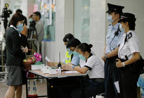 5月4日,兩名來為維景酒店內(nèi)人員送水果的女士在酒店外接受登記。新華社記者周磊攝