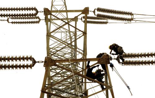 5月4日,國家電網(wǎng)四川電力送變電建設(shè)公司的施工人員正在二臺山變電站的輸電鐵塔上進(jìn)行安裝。新華社記者陳凱攝