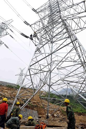 5月4日,國家電網(wǎng)四川電力送變電建設(shè)公司的施工人員正在對二臺山變電站的輸電線路進(jìn)行檢查。新華社記者陳凱攝