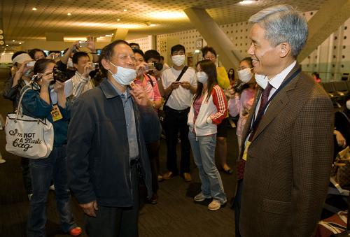 5月5日,在墨西哥首都墨西哥城的本尼托華雷斯機場,中國駐墨西哥大使殷恒民(右)與即將乘坐包機回國的同胞告別。新華社發(fā)(戴維攝)