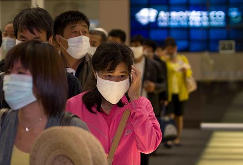 5月5日,滯墨中國公民在墨西哥首都墨西哥城本尼托華雷斯機場等待辦理登機手續(xù)。新華社發(fā)(戴維攝)