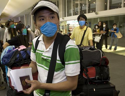5月5日,滯墨中國公民在墨西哥首都墨西哥城本尼托華雷斯機場等待辦理登機手續(xù)。新華社發(fā)(戴維攝)