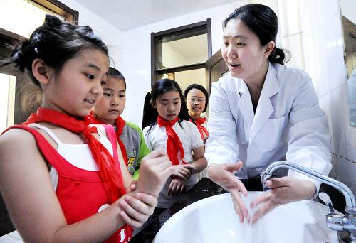 5月6日,沈陽市大南街第二小學(xué)的校醫(yī)為學(xué)生講解正確的洗手方法。新華社發(fā)(楊新躍 攝)