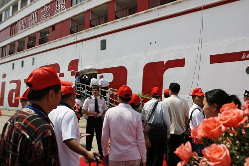5月6日,“汕頭—臺(tái)灣郵輪首航儀式”在汕頭珠池港碼頭舉行,乘坐“亞洲之星”郵輪的旅客準(zhǔn)備上船。新華社發(fā)