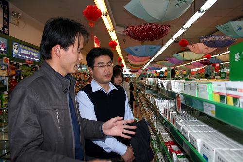 5月5日,拉薩大藥房工作人員(左)向西藏食品藥品監(jiān)督管理局有關(guān)人員介紹感冒藥和抗病毒藥品的銷售和庫存情況。新華社記者 林如萱 攝