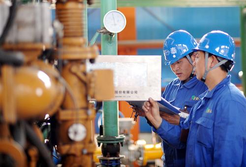 5月5日,神華寧煤集團(tuán)石嘴山瓦斯電站職工在檢查發(fā)電設(shè)備運(yùn)行情況。新華社記者 劉泉龍攝