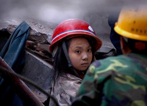 2008年5月13日,楊芹在綿竹市漢旺鎮(zhèn)武都小學(xué)的廢墟中等待救援。新華社記者陳建力、趙宇思報(bào)道