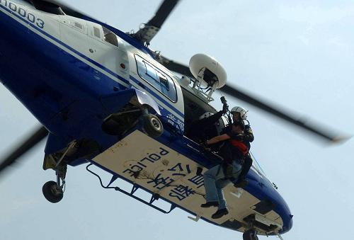 5月7日,救援人員把“被困者”運(yùn)送到警用直升機(jī)。當(dāng)日,北京市公安局消防局、北京市公安局警務(wù)飛行隊(duì)等部門在北京中關(guān)村中鋼大廈聯(lián)合舉行超高層建筑火災(zāi)事故滅火救援綜合應(yīng)急演練。高150多米的中鋼大廈是中關(guān)村目前最高建筑,此次演練共設(shè)置中鋼大廈自防自救、消防力量滅火救援、警務(wù)飛行隊(duì)高空救援等5個課目。新華社記者公磊攝