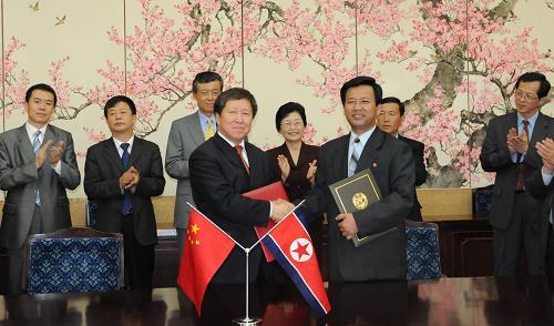 5月7日,中國(guó)科技部副部長(zhǎng)曹健林(前左)和朝鮮國(guó)家科學(xué)院副院長(zhǎng)李成旭(前右)在平壤簽署中朝科技合作聯(lián)委會(huì)第43屆會(huì)議合作議定書(shū)后交換文本。當(dāng)天,中朝科技合作第43屆聯(lián)委會(huì)會(huì)議在平壤舉行,雙方在會(huì)上表示將繼續(xù)加強(qiáng)科技方面的交流合作。新華社記者姚西蒙攝