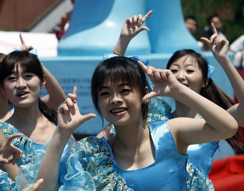 5月7日,一些大學(xué)生在“世博城市之星”選拔活動(dòng)啟動(dòng)儀式上表演。新華社記者 張明攝