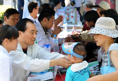 5月8日,醫(yī)務(wù)人員在活動現(xiàn)場為市民義診。新華社記者孫參攝