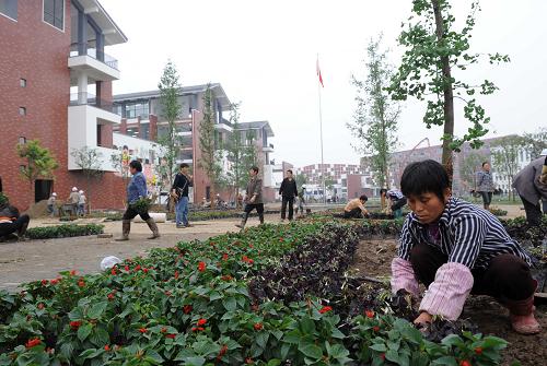 5月8日,由江蘇省參與援建的四川省綿竹市孝德中學(xué)正在進(jìn)行最后的裝飾工作。目前,江蘇省已安排三批援建項(xiàng)目共219個(gè),援建資金74.8億元,其中已開(kāi)工117個(gè),竣工49個(gè)。 新華社記者 楊磊 攝