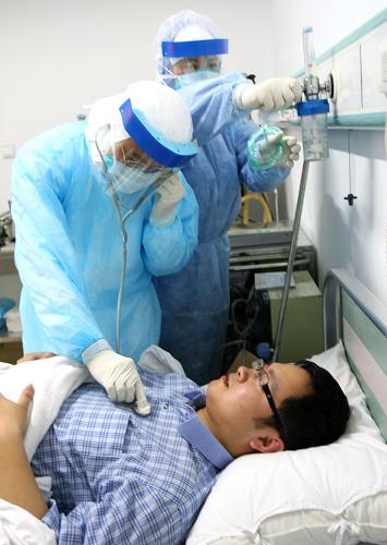 5月8日,醫(yī)護(hù)人員在隔離病區(qū)對(duì)“疑似患者”進(jìn)行診療。 當(dāng)日,蘇州市衛(wèi)生與疾控中心聯(lián)合組織的疑似甲型H1N1流感疫情應(yīng)急處置模擬演練在該市第五醫(yī)院舉行。演練針對(duì)從國(guó)外旅游回蘇的一名“疑似患者”展開(kāi),內(nèi)容包括接診、流行病學(xué)調(diào)查、專家會(huì)診、消毒及應(yīng)急隔離等,以提高蘇州市各部門對(duì)突發(fā)公共衛(wèi)生事件的應(yīng)急處置效率和醫(yī)療衛(wèi)生人員的實(shí)戰(zhàn)能力。 新華社發(fā)(王建中 攝)