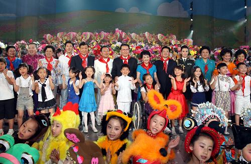 5月31日,2009年“六一”國際兒童節(jié)晚會《童心如歌》在中央電視臺舉行,中共中央政治局常委李長春與孩子們共慶佳節(jié),向全國各族少年兒童致以節(jié)日問候,祝小朋友們健康成長、全面發(fā)展。這是李長春等與演員合影。新華社記者 姚大偉 攝