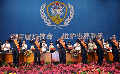 6月16日,第七支赴海地維和警察防暴隊(duì)隊(duì)員在接受表彰后敬禮致意。 當(dāng)日,公安部、新疆維吾爾自治區(qū)聯(lián)合舉行“中國第七支赴海地維和警察防暴隊(duì)授勛暨表彰大會(huì)”,表彰參與第七支赴海地維和警察防暴隊(duì)的全體隊(duì)員及在此次維和任務(wù)中表現(xiàn)突出的先進(jìn)集體和個(gè)人。 新華社記者 趙戈 攝