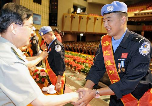 6月16日,第七支赴海地維和警察防暴隊(duì)隊(duì)員在接受表彰。 當(dāng)日,公安部、新疆維吾爾自治區(qū)聯(lián)合舉行“中國第七支赴海地維和警察防暴隊(duì)授勛暨表彰大會(huì)”,表彰參與第七支赴海地維和警察防暴隊(duì)的全體隊(duì)員及在此次維和任務(wù)中表現(xiàn)突出的先進(jìn)集體和個(gè)人。 新華社記者 趙戈 攝