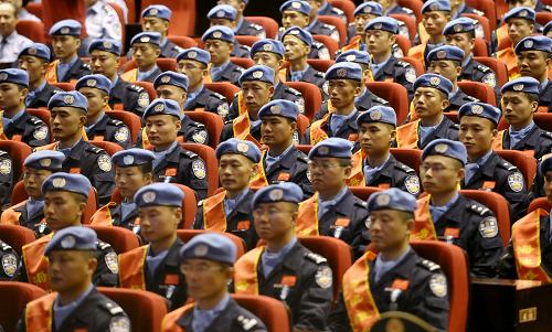 6月16日,第七支赴海地維和警察防暴隊(duì)隊(duì)員準(zhǔn)備接受表彰。 當(dāng)日,公安部、新疆維吾爾自治區(qū)聯(lián)合舉行“中國第七支赴海地維和警察防暴隊(duì)授勛暨表彰大會(huì)”,表彰參與第七支赴海地維和警察防暴隊(duì)的全體隊(duì)員及在此次維和任務(wù)中表現(xiàn)突出的先進(jìn)集體和個(gè)人。 新華社記者 趙戈 攝