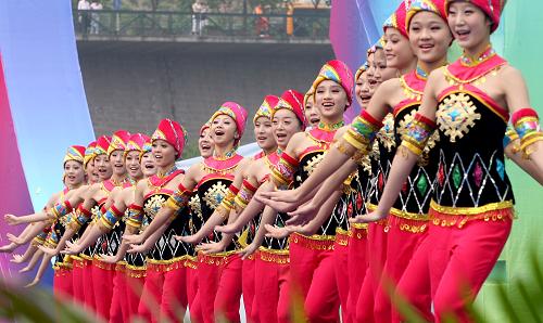 6月19日,演員在開(kāi)幕式上表演擺手舞。 當(dāng)日,首屆中國(guó)西部旅游產(chǎn)業(yè)博覽會(huì)在重慶開(kāi)幕。展會(huì)期間,重慶、寧夏、甘肅、廣西等西部省區(qū)市的參會(huì)代表將舉行西部旅游發(fā)展論壇、西部旅游產(chǎn)品咨詢會(huì)、紅色旅游聯(lián)席會(huì)和旅游人才招聘會(huì)等活動(dòng)。據(jù)悉,中國(guó)西部旅游產(chǎn)業(yè)博覽會(huì)自今年起,每?jī)赡暝谥貞c舉行一次,本屆博覽會(huì)的主題為“多彩西部”。 新華社記者 周衡義 攝
