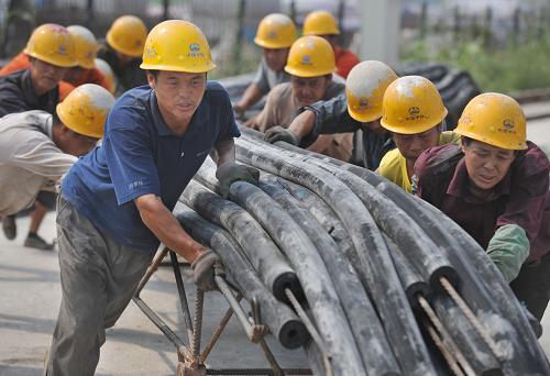 7月2日,中鐵四局建設(shè)者冒著酷暑在石(家莊)武(漢)高鐵客運專線新鄭龍王制梁場運送制梁設(shè)備。新華社記者 王雷 攝