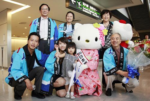 7月8日,乘坐全日空航空公司航班的首批中國赴日“自由行”旅客抵達(dá)日本東京附近的成田機(jī)場,在機(jī)場迎接的日本觀光旅游大使凱蒂貓與游客們合影。當(dāng)日,中國首批赴日“自由行”旅客抵達(dá)日本。為吸引更多的中國游客赴日旅游,日本從今年7月1日開始向中國個(gè)人游客發(fā)放旅游簽證。 新華社記者任正來攝