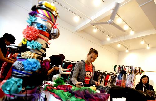 顧客在上海一家服裝店內(nèi)選購(5月17日攝)。 7月8日,根據(jù)上海財(cái)經(jīng)大學(xué)應(yīng)用統(tǒng)計(jì)研究中心最新調(diào)查結(jié)果顯示,2009年第二季度上海市消費(fèi)者信心指數(shù)為111.2點(diǎn),環(huán)比回升12.3點(diǎn),同比上升10.7點(diǎn)。 新華社記者張明攝