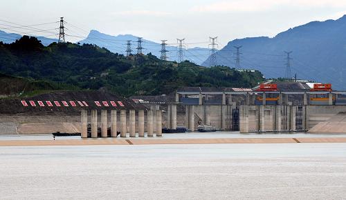 7月8日拍攝的三峽五級(jí)船閘和三峽左岸輸電線路。 中國(guó)三峽總公司7月6日發(fā)布消息稱,2009年三峽工程轉(zhuǎn)入以運(yùn)行為主的新階段,上半年樞紐運(yùn)行情況良好,三峽水庫(kù)運(yùn)行總體平穩(wěn),三峽電站發(fā)電322.3億千瓦時(shí)。三峽水庫(kù)于6月上旬平穩(wěn)消落至防洪汛限水位145米,整個(gè)消落過(guò)程平穩(wěn)、安全。 新華社發(fā)(鄭家裕 攝)