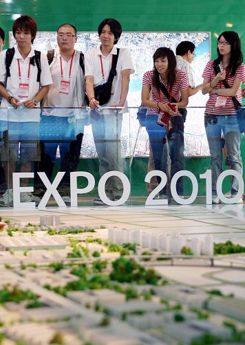 7月9日,在上海城市規(guī)劃展示館的上海世博會(huì)規(guī)劃展區(qū),臺(tái)灣青年在參觀世博園區(qū)規(guī)劃模型。新華社記者 劉穎 攝