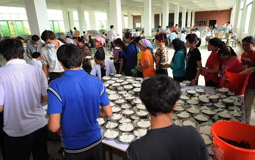 7月7日中午,員工們?cè)谛侣涑傻膹S區(qū)食堂里排隊(duì)吃飯。 在廣東韶關(guān)旭日玩具廠“6·26”斗毆事件中停工的707名新疆籍務(wù)工人員,7月7日在專門為他們開辦的新廠區(qū)復(fù)工,旭日玩具廠原廠區(qū)也已恢復(fù)了正常生產(chǎn)。目前新疆籍務(wù)工人員情緒穩(wěn)定,并準(zhǔn)備繼續(xù)留在工廠打工。 新華社記者周文杰攝