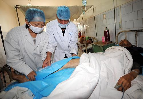 7月10日,在云南省姚安縣人民醫(yī)院,兩名醫(yī)生在為受傷的老人查看傷勢。 7月9日19時19分,云南省楚雄彝族自治州姚安縣發(fā)生6.0級地震,目前抗震救災(zāi)工作正有序進行,重傷員已被送往姚安縣城內(nèi)醫(yī)院,輕傷員也得到及時救治。截至7月10日中午12時的最新統(tǒng)計,此次地震中死亡1人,重傷29人,輕傷299人。 新華社記者 藺以光攝