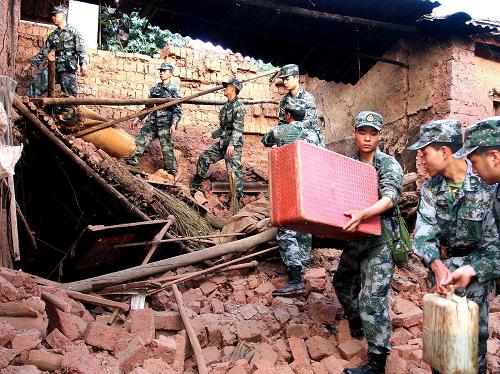 7月10日,幾名解放軍戰(zhàn)士在云南省姚安縣官屯鄉(xiāng)官屯村為群眾轉(zhuǎn)移物品。 7月9日19時19分,云南省楚雄彝族自治州姚安縣發(fā)生6.0級地震。地震發(fā)生后,上千名解放軍、武警和消防官兵連夜趕往災(zāi)區(qū),轉(zhuǎn)移群眾,搭建帳篷,發(fā)放物資及幫助群眾從廢墟中搶出物品。截至7月10日中午12時的最新統(tǒng)計,此次地震中死亡1人,重傷29人,輕傷299人。 新華社發(fā)(韋家駿攝)