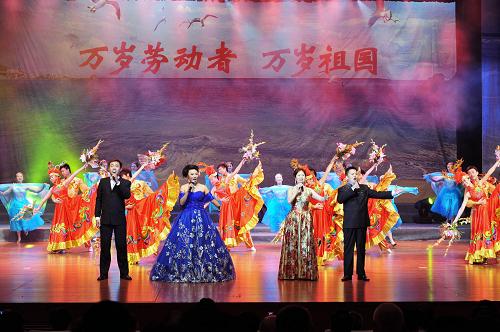 7月23日,演員在演出歌舞《和諧歡歌》。 當(dāng)日,中華全國(guó)總工會(huì)慰問(wèn)赴北戴河休養(yǎng)的千名全國(guó)勞動(dòng)模范文藝演出“萬(wàn)歲勞動(dòng)者 萬(wàn)歲祖國(guó)”在北戴河舉行。文藝工作者用歌、舞、相聲等形式表達(dá)了對(duì) 全國(guó)勞動(dòng)模范的愛(ài)戴之情;一些勞模也上臺(tái)演出了節(jié)目,表示一定要再接再厲,為人民立新功。 新華社記者 何俊昌 攝