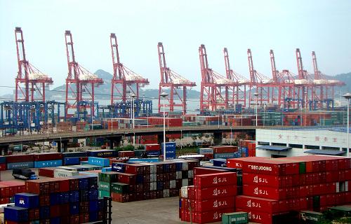 8月4日,連云港東方集裝箱碼頭一片繁忙景象。新華社發(fā)(王春 攝)