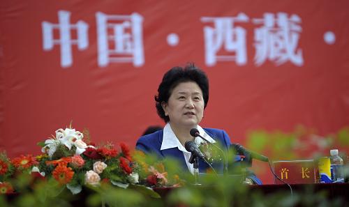8月23日,西藏三大重點(diǎn)文物保護(hù)維修工程竣工慶典在布達(dá)拉宮廣場(chǎng)舉行。中共中央政治局委員、國務(wù)委員劉延?xùn)|在竣工慶典上講話。 當(dāng)日,總投資3.8億元的西藏三大重點(diǎn)文物保護(hù)維修工程竣工慶典在拉薩市布達(dá)拉宮廣場(chǎng)舉行。作為我國政府高度重視西藏文化保護(hù)的一項(xiàng)標(biāo)志性工程,布達(dá)拉宮、羅布林卡、薩迦寺三大重點(diǎn)文物保護(hù)維修工程于2002年開工,維修主要包括古建筑和壁畫維修、搬遷和環(huán)境整治、新改建公用設(shè)施等。 新華社記者 普布扎西 攝