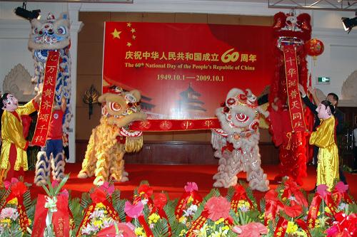 9月25日,中國駐柬埔寨大使館舉行專場招待會,與當(dāng)?shù)厝A僑華人、中資機構(gòu)、留學(xué)生代表及港澳臺同胞等近700人歡聚一堂,隆重慶祝中華人民共和國成立60周年。這是柬埔寨華社舞獅團在招待會上表演舞獅。 新華社記者雷柏松攝