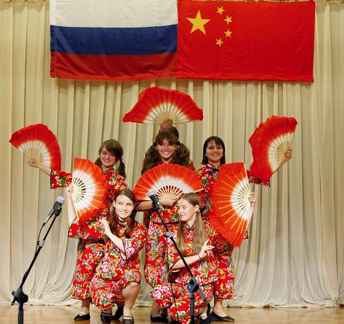 9月25日,由莫斯科大學(xué)孔子學(xué)院主辦的“為中國喝彩”音樂會在中國駐俄大使館教育處上演,留俄學(xué)子以各種形式的節(jié)目,恭賀即將到來的祖國60華誕,獻禮中俄兩國建交60周年。這是莫斯科英才學(xué)校的俄羅斯姑娘們表演中國陜北舞蹈《掛紅燈》。 新華社記者魯金博攝