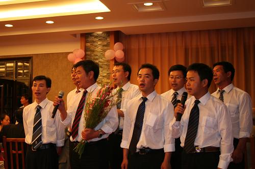 9月25日,駐馬達加斯加中資機構(gòu)舉行“慶國慶,迎中秋”晚會,共160多人參加。這是援馬地質(zhì)調(diào)查隊隊員演唱《今天是你的生日,我的中國》。 新華社記者白景山攝