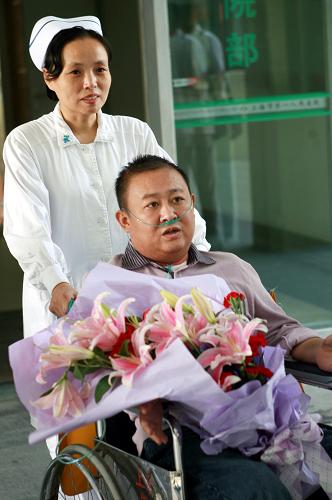 10月3日,上海首例甲型H1N1流感重癥病例患者劉毅從上海市第一人民醫(yī)院康復(fù)出院,返回寧波家中過中秋節(jié)。 劉毅今年因呼吸困難于9月3日凌晨被送到上海市第一人民醫(yī)院南部急診部搶救,當(dāng)晚經(jīng)初步檢測為甲型H1N1流感病毒陽性。9月4日經(jīng)醫(yī)院和上海市甲型H1N1流感治療專家組會(huì)同衛(wèi)生部專家三方會(huì)診,確診為甲型H1N1流感重癥病例。 曾經(jīng)為劉毅治療獻(xiàn)出自己血清的劉英祥也前來為劉毅送行,兩個(gè)人的手緊緊相牽。在滬從事外貿(mào)業(yè)的劉英祥從美國回國后,曾經(jīng)于今年6月被診斷為甲型H1N1流感病例,并順利痊愈。9月上旬的一天下午,他接到衛(wèi)生部門的電話,請(qǐng)求為劉毅捐獻(xiàn)帶有抗體的血清。他說:“這是救命的事情,只要力所能及我都會(huì)做。” 新華社記者 任瓏 攝
