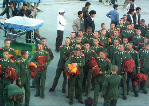 照片中當(dāng)事人證實(shí),這張照片是2001年武警西藏總隊(duì)第二支隊(duì)官兵在參與電影《天脈傳奇》拍攝過(guò)程中,作為群眾演員分發(fā)劇服時(shí)被拍攝的(資料照片)。就在包括西藏人民在內(nèi)的全體中華兒女強(qiáng)烈譴責(zé)達(dá)賴集團(tuán)制造的拉薩“3·14”打砸搶燒嚴(yán)重暴力事件之時(shí),達(dá)賴集團(tuán)竟炮制出軍人“假扮喇嘛”的照片,誣稱中國(guó)軍人“自導(dǎo)自演拉薩事件”。這張“老照片”中的原人原事,以無(wú)可爭(zhēng)辯的事實(shí),戳穿了達(dá)賴集團(tuán)偷梁換柱的謊言。新華社發(fā)